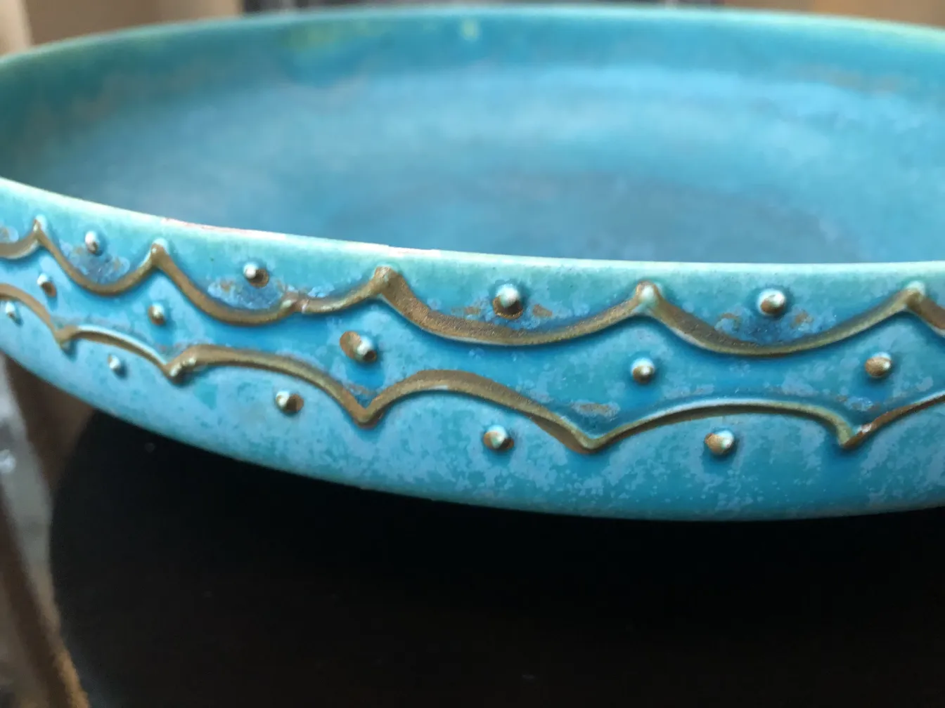 detalhe de cerâmica azul antiga com decoração dourada