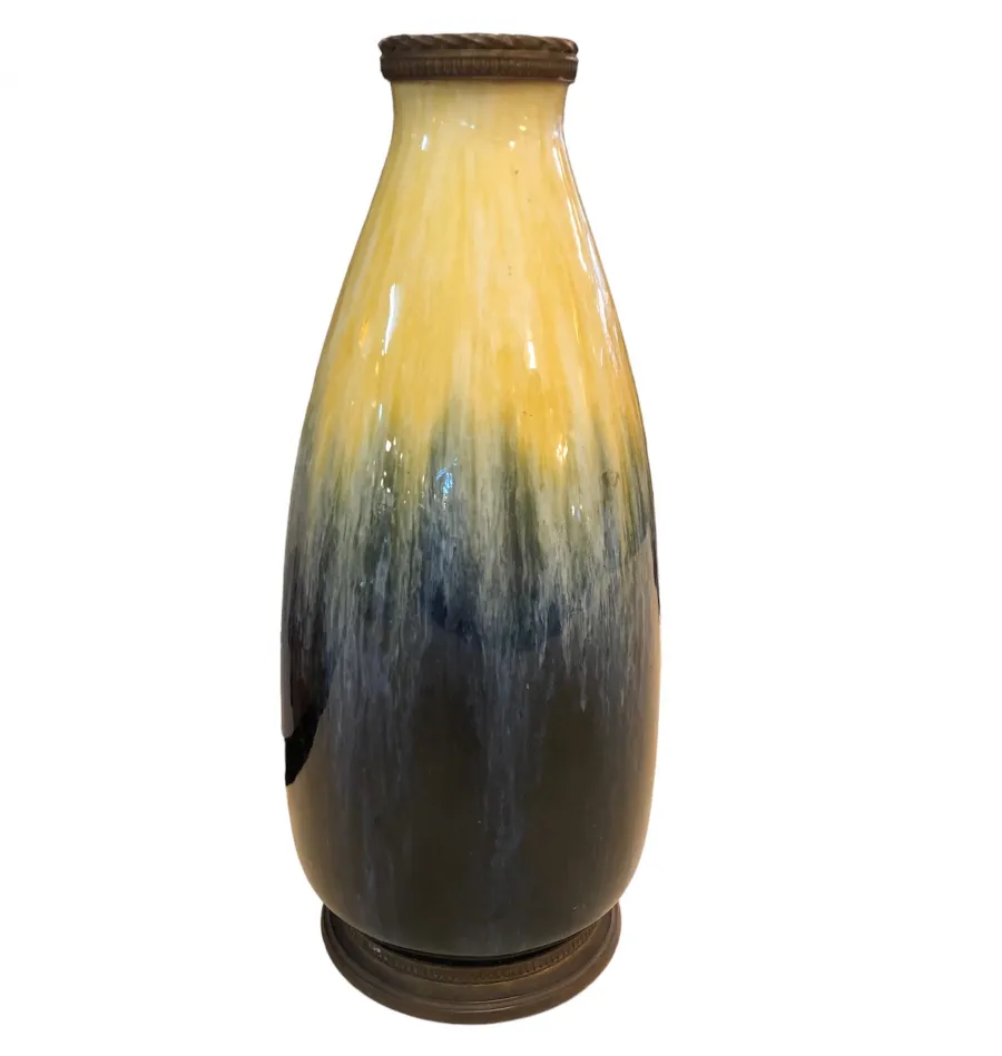 Vaso de cerámica antigua con gradiente amarillo a negro