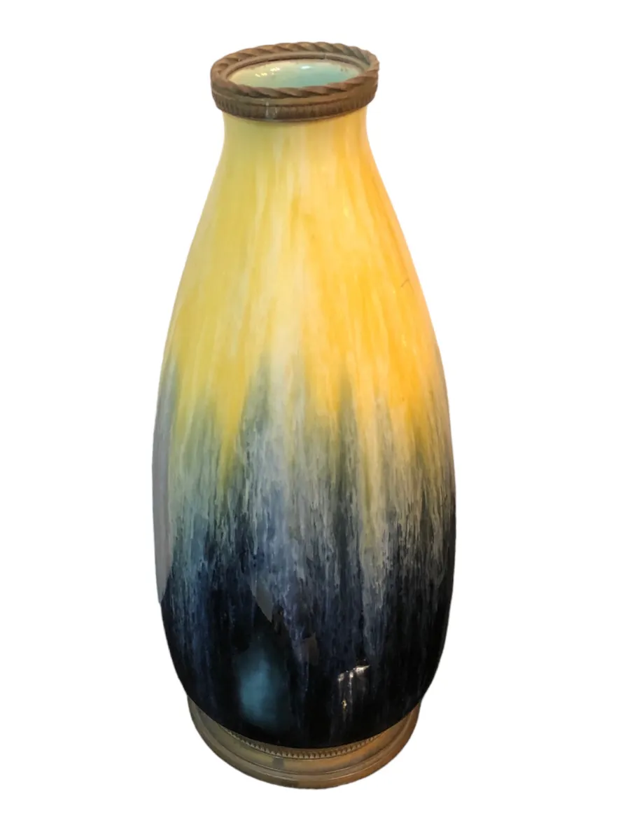 Élégant vase en céramique ancienne avec un dégradé de couleurs jaune et noir.