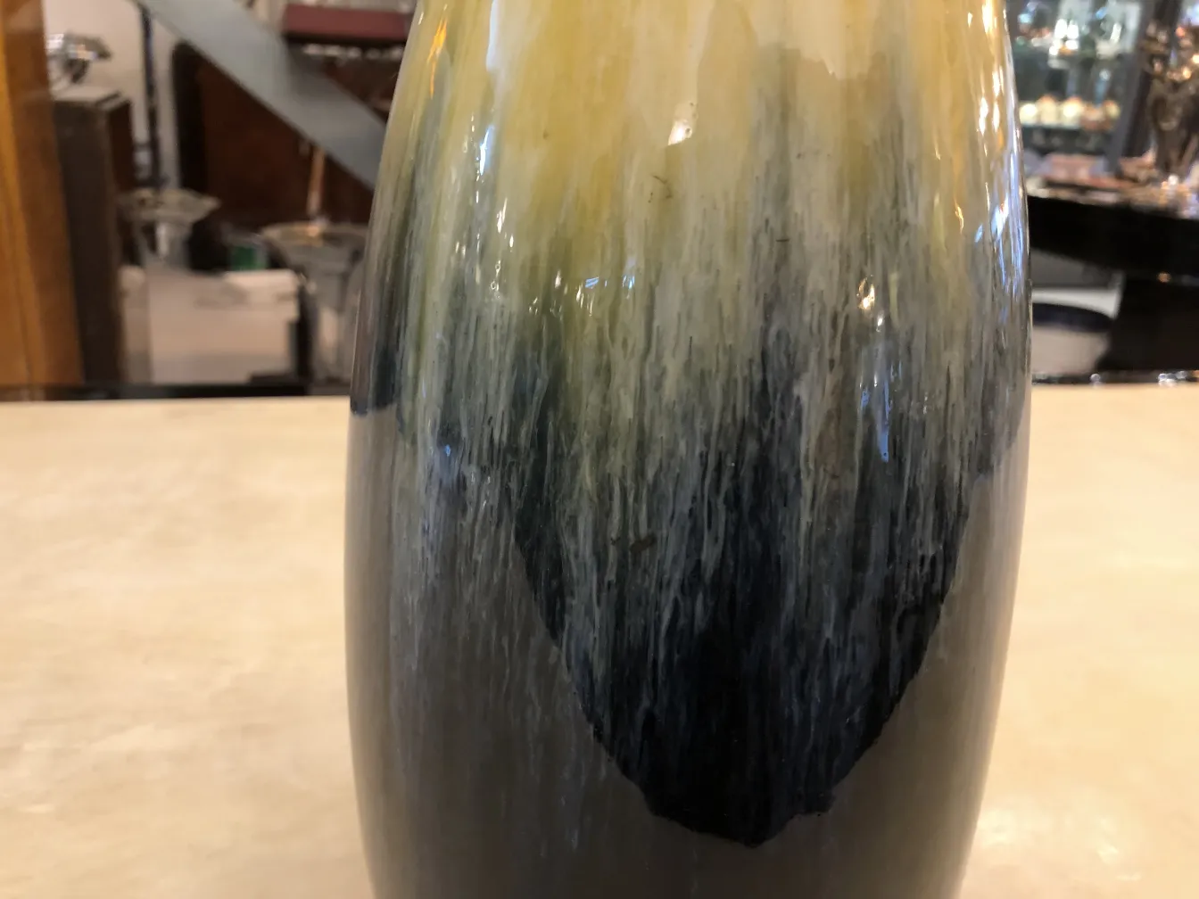 Vaso de cerâmica antiga com design degradê em amarelo e preto.