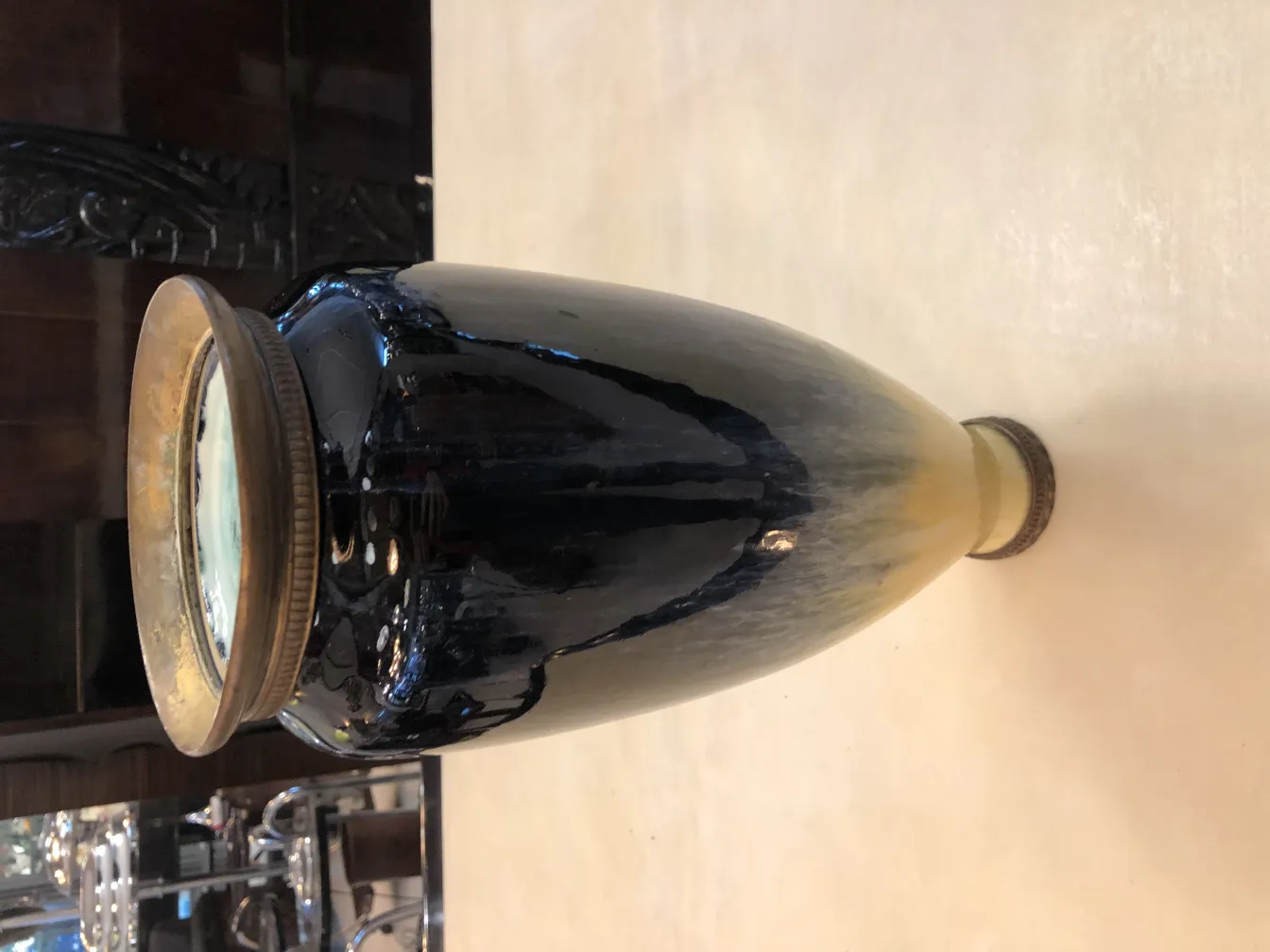 Elegante schwarze Vase aus antiker Keramik mit Bronze-Details, dekorativ und auffällig.