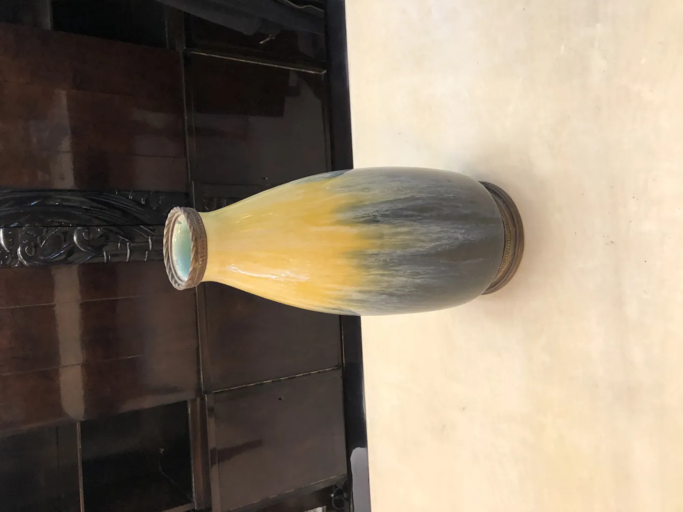 Vase ancien en céramique avec des teintes grises et jaunes, décoratif