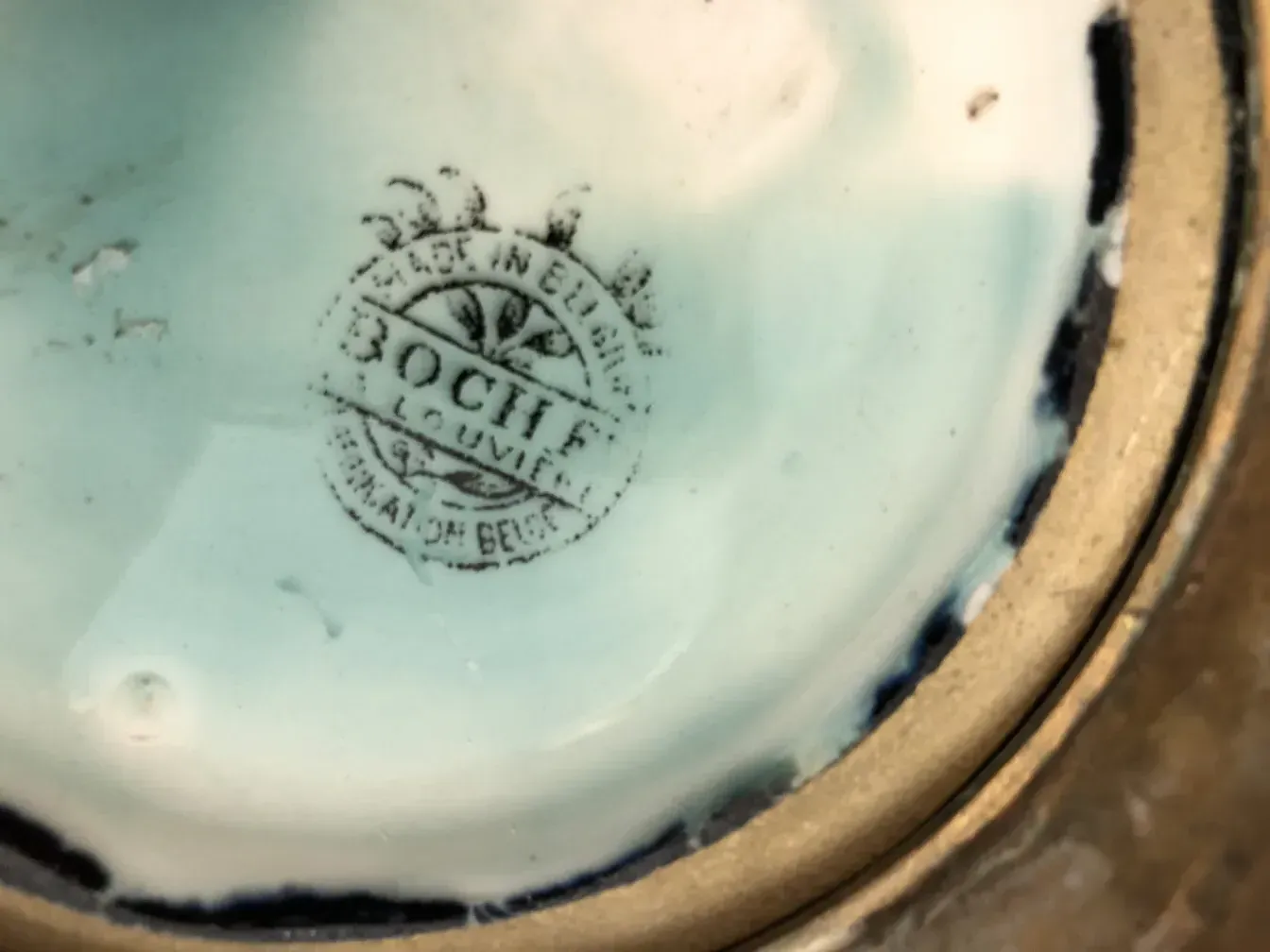 tazza antica con dettagli in ceramica e timbro Boch frères