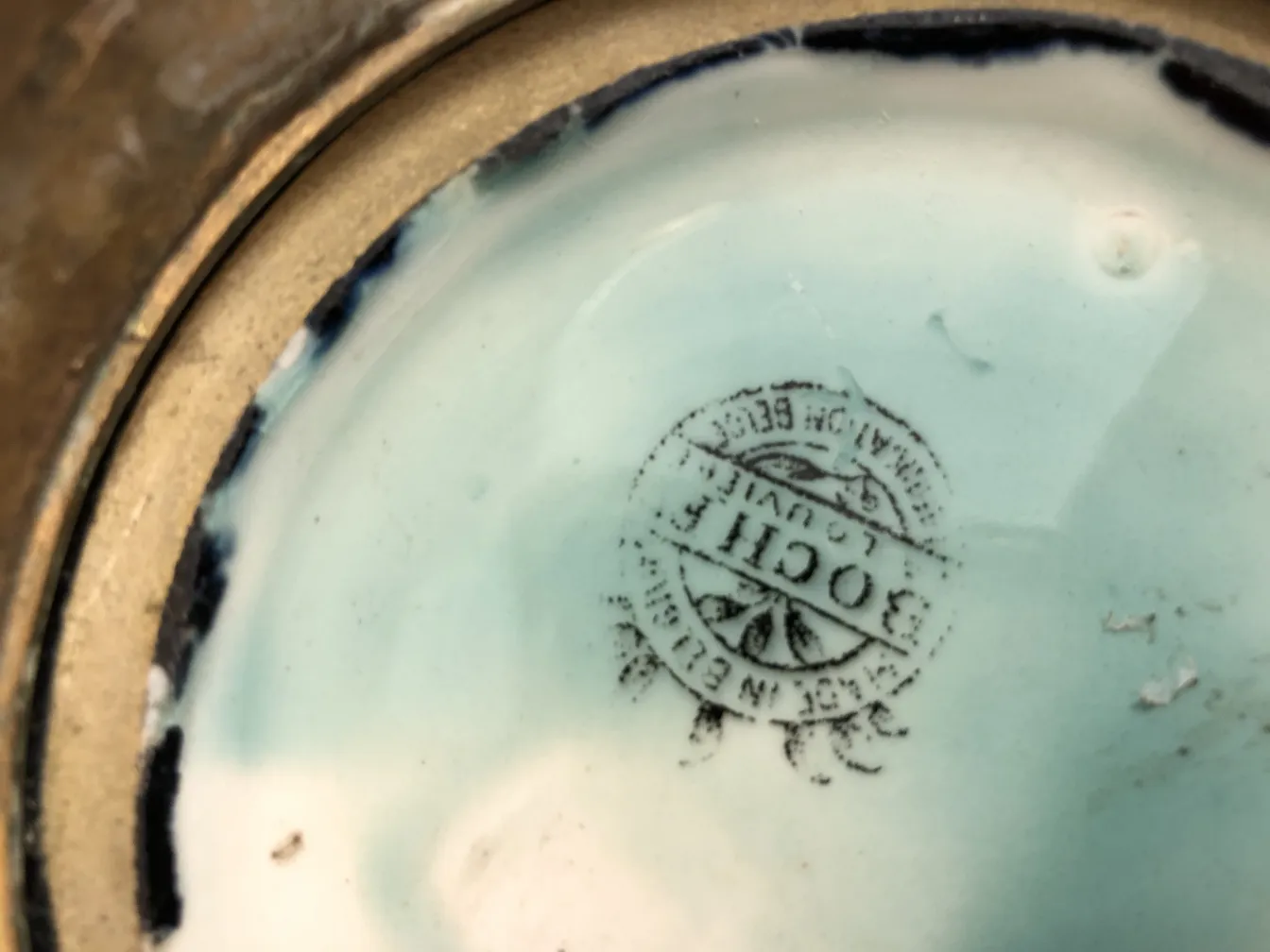 Céramique ancienne décorative avec sceau distinctif, cadre élégant.