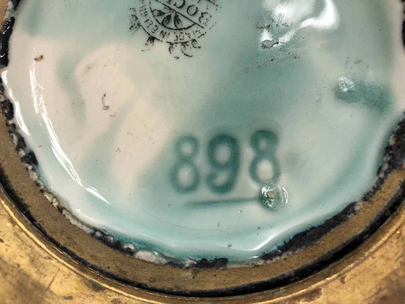 старинная керамика с светло-голубым фоном и тонкими декоративными деталями