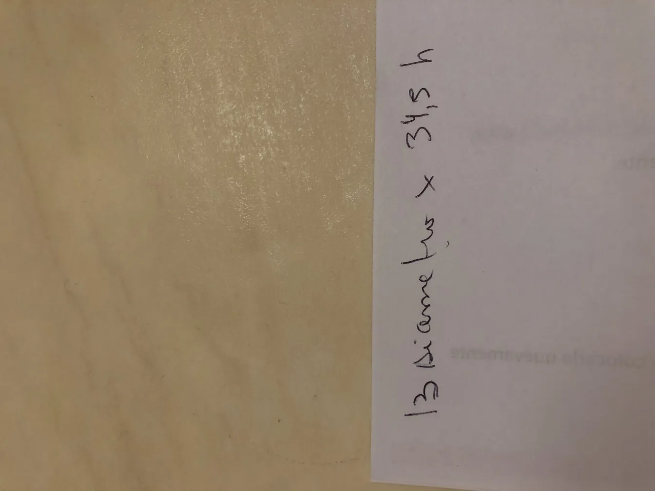 Ceramica antica fatta a mano in un contesto neutro.