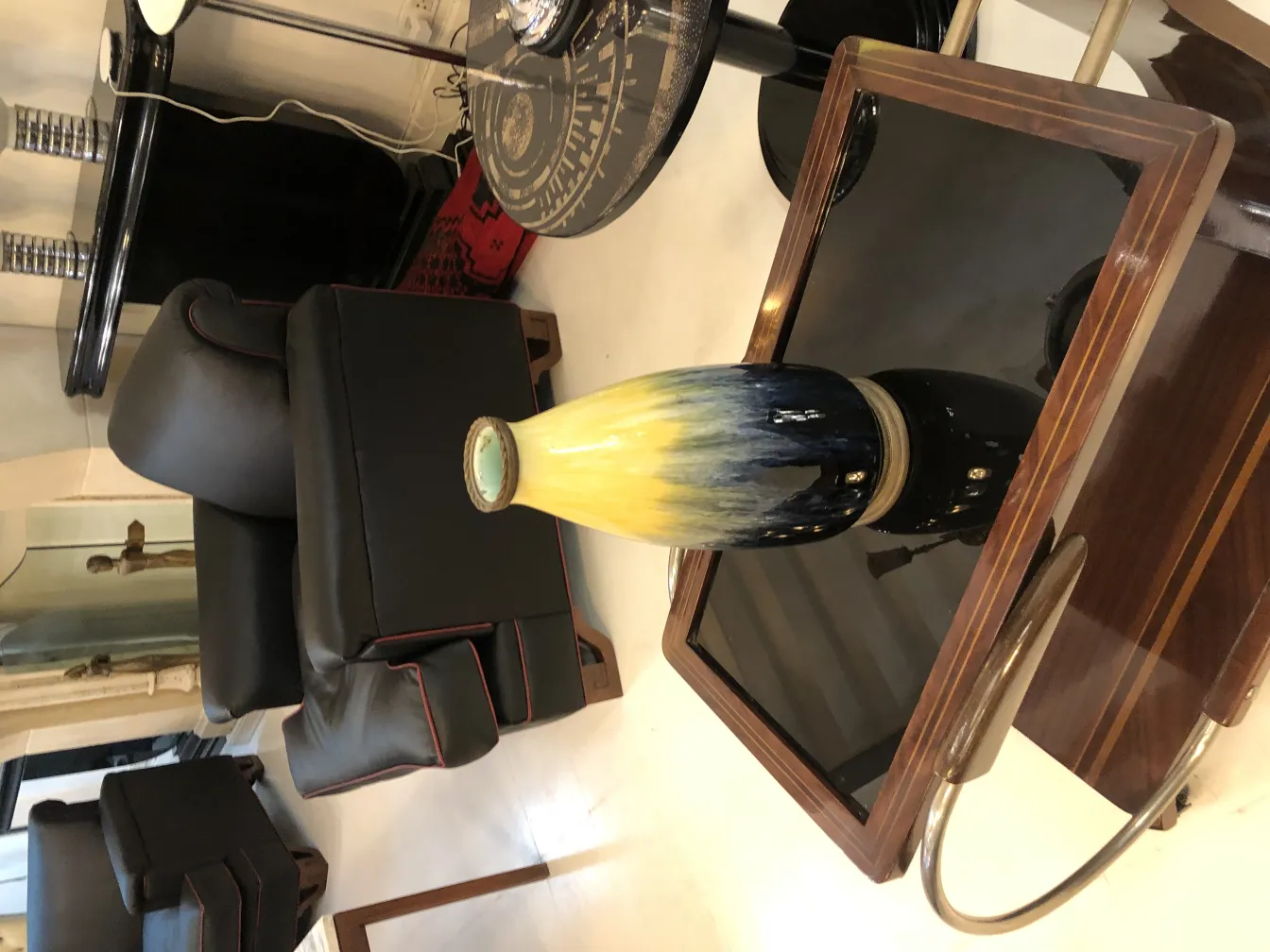 Antike keramische Vase mit Blau-zu-Gelb-Gradient, dekorativ.