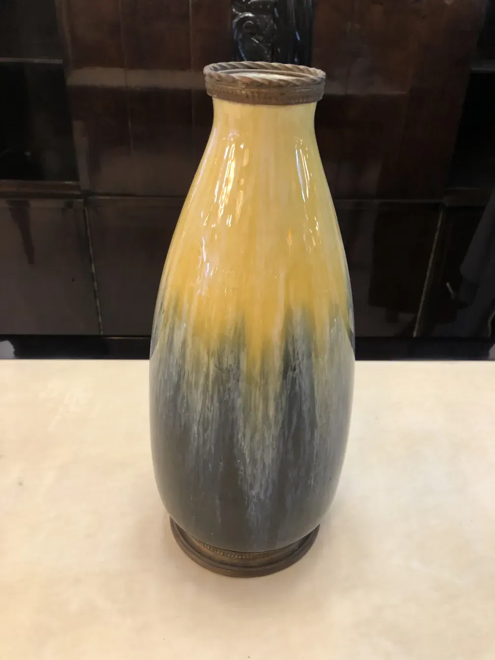 Antiga cerâmica Boch Frères com acabamento amarelo e cinza, decorativa.