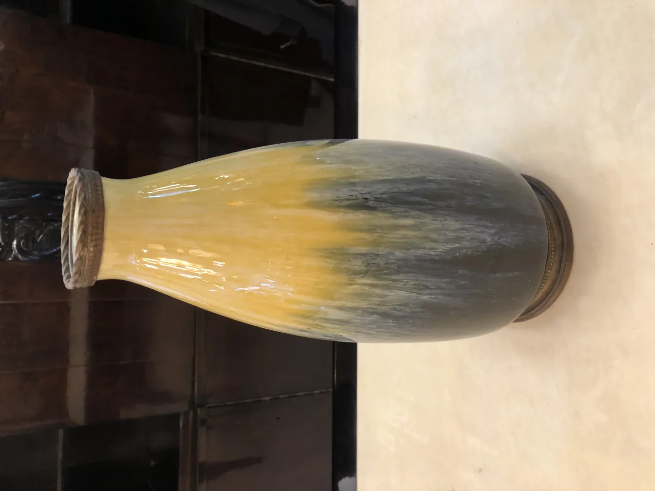 vaso de cerâmica antiga em tons de amarelo e cinza