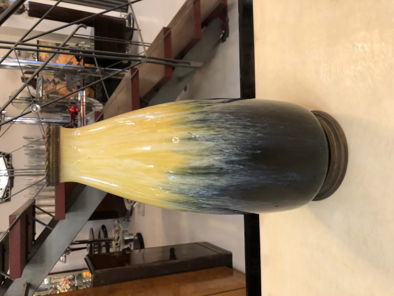 antiker Keramikvase in schwarz-gelben Tönen mit feinen Details