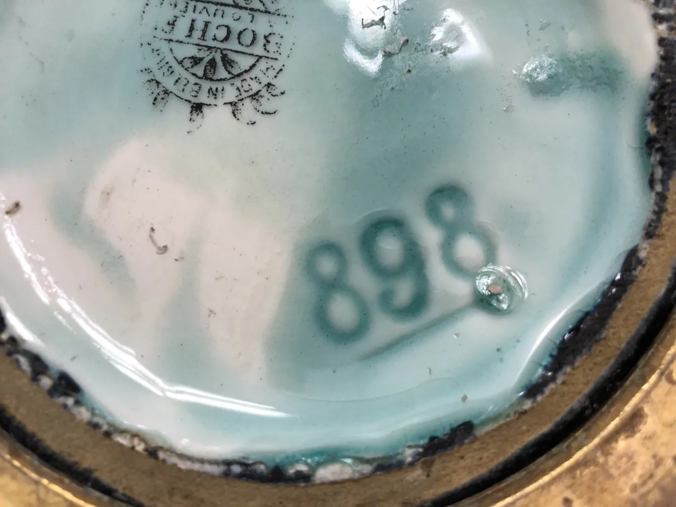 Vista dettagliata di un sigillo di ceramica antica Boch frères