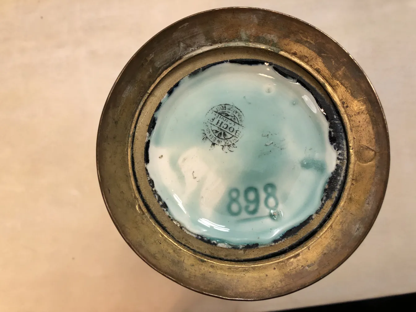 Vue supérieure d'une céramique décorative antique avec numéro 898.