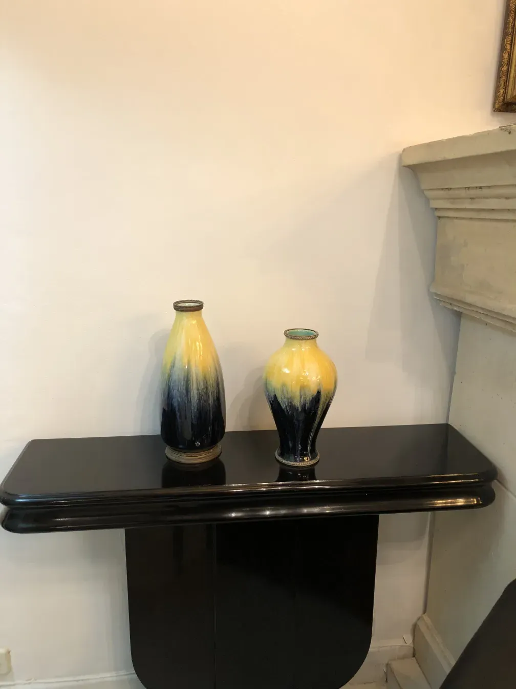 dos jarrones de cerámica antigua de Boch frères en una mesa