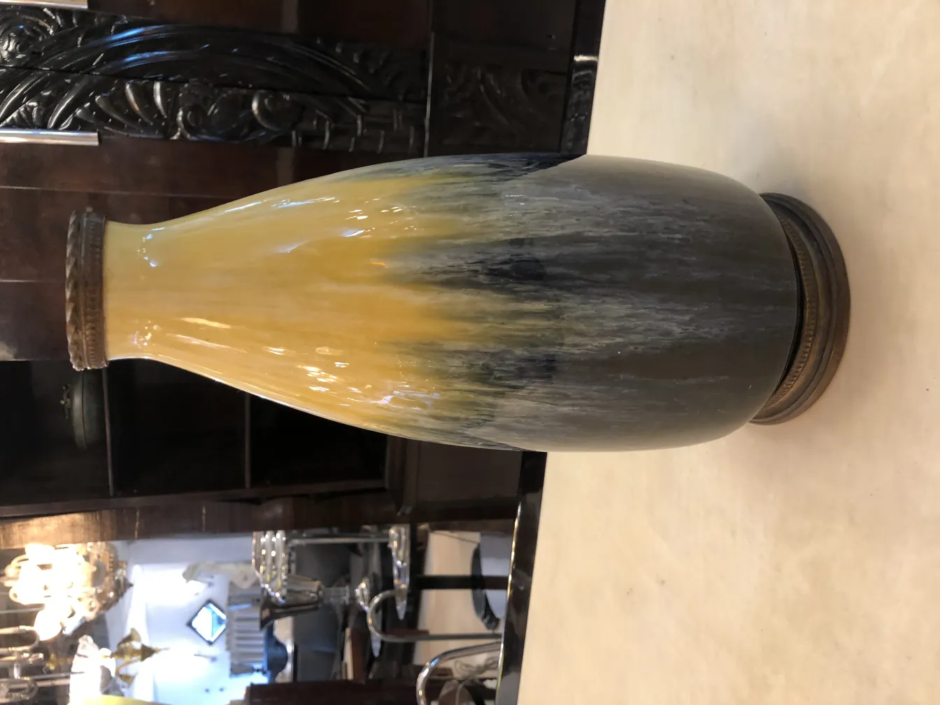 Vaso in ceramica antica con tonalità gialle e nere.