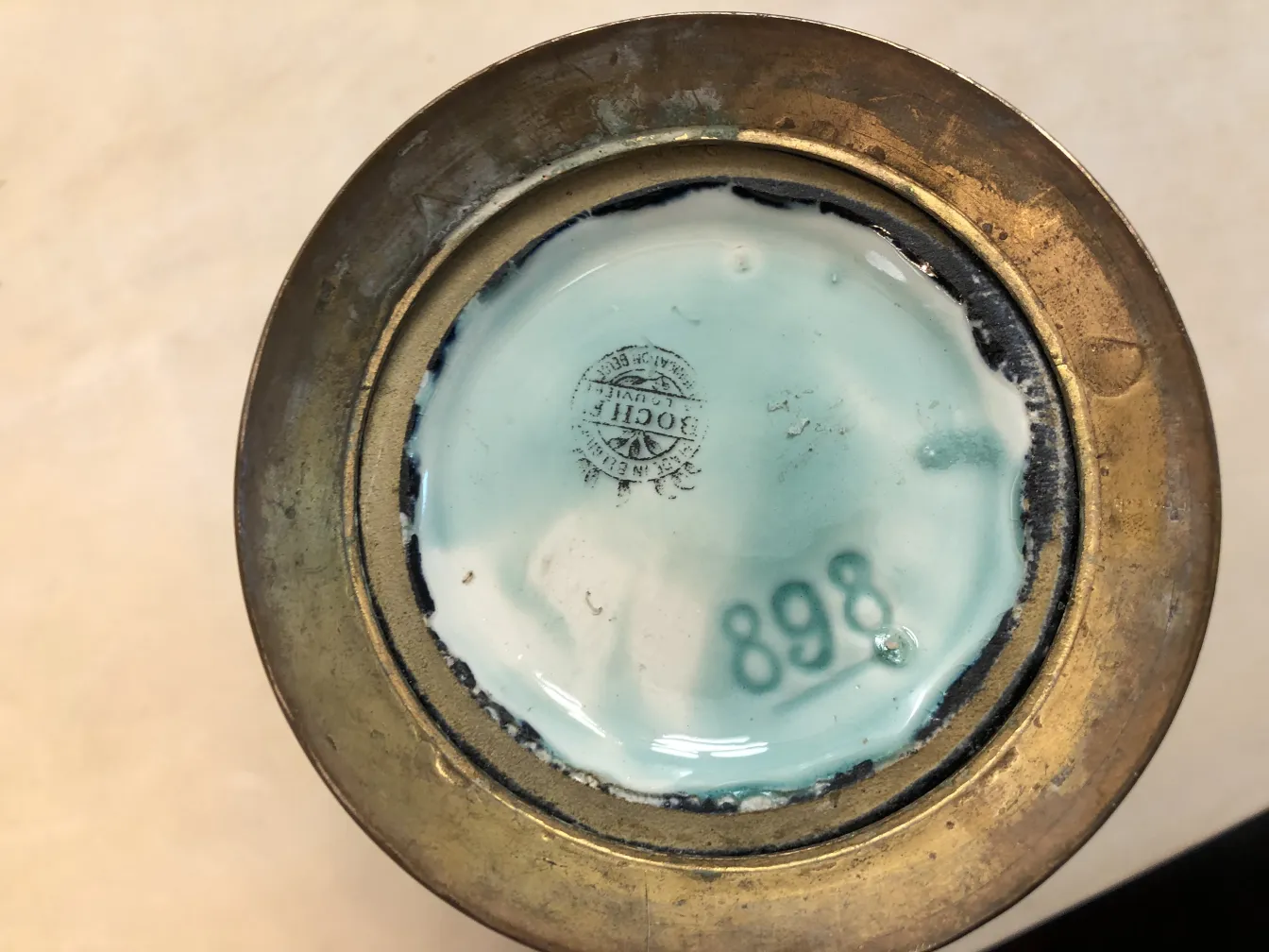 Vue inférieure de la céramique ancienne avec un design décoratif.