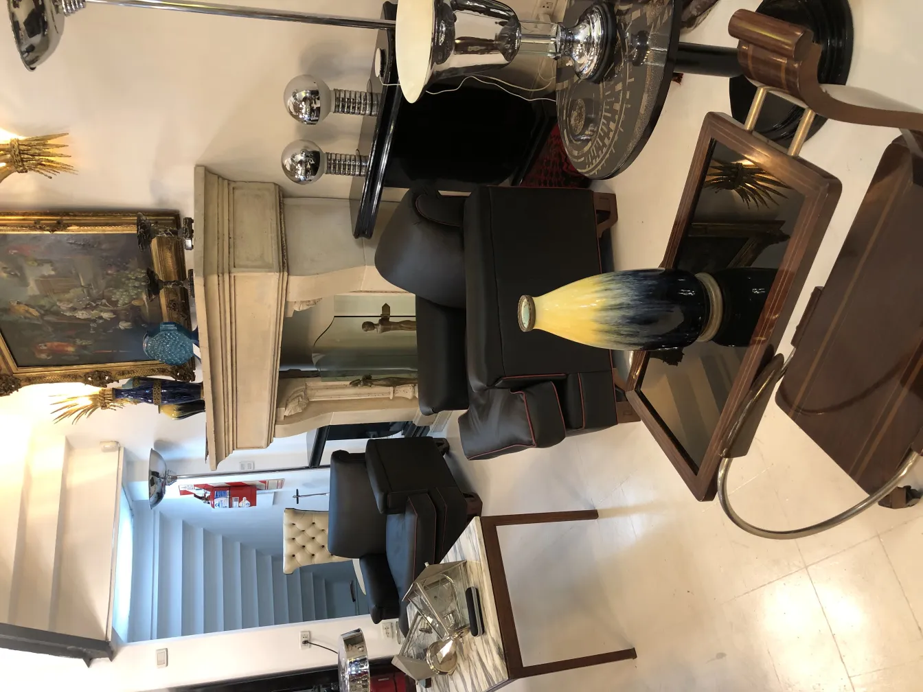 प्राचीन सजावटी मिट्टी के बर्तन एक सुरुचिपूर्ण सेटिंग में।