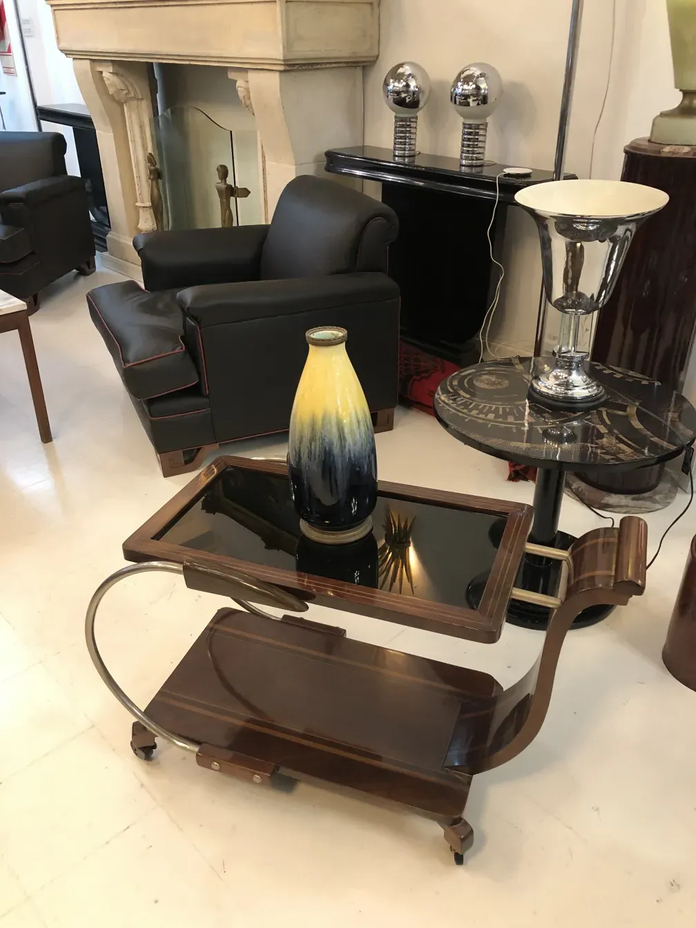 Antique keramische Dekoration von Boch frères in eleganter Umgebung