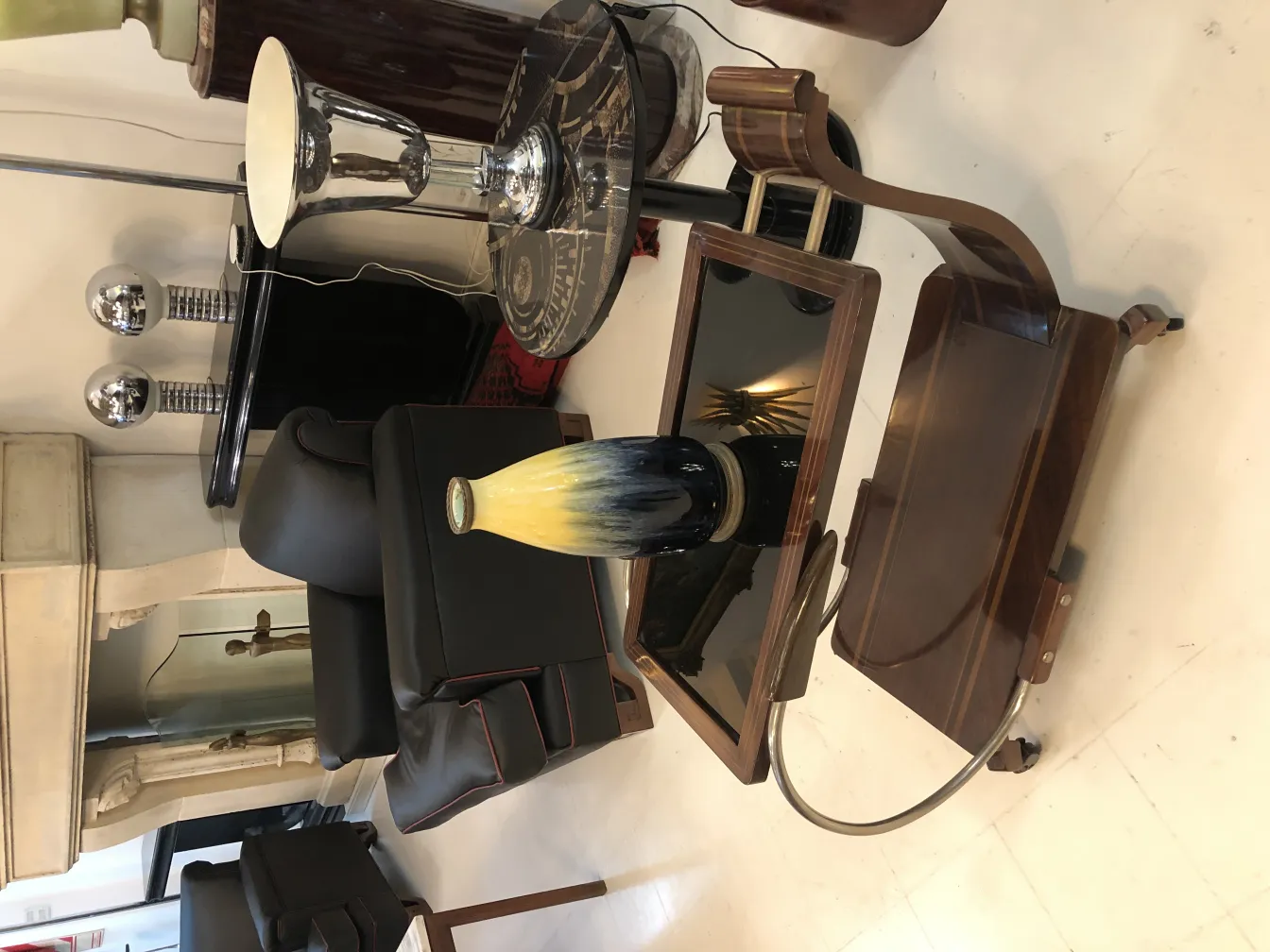 色鮮やかな装飾的な古代の陶器。エレガントな設定。