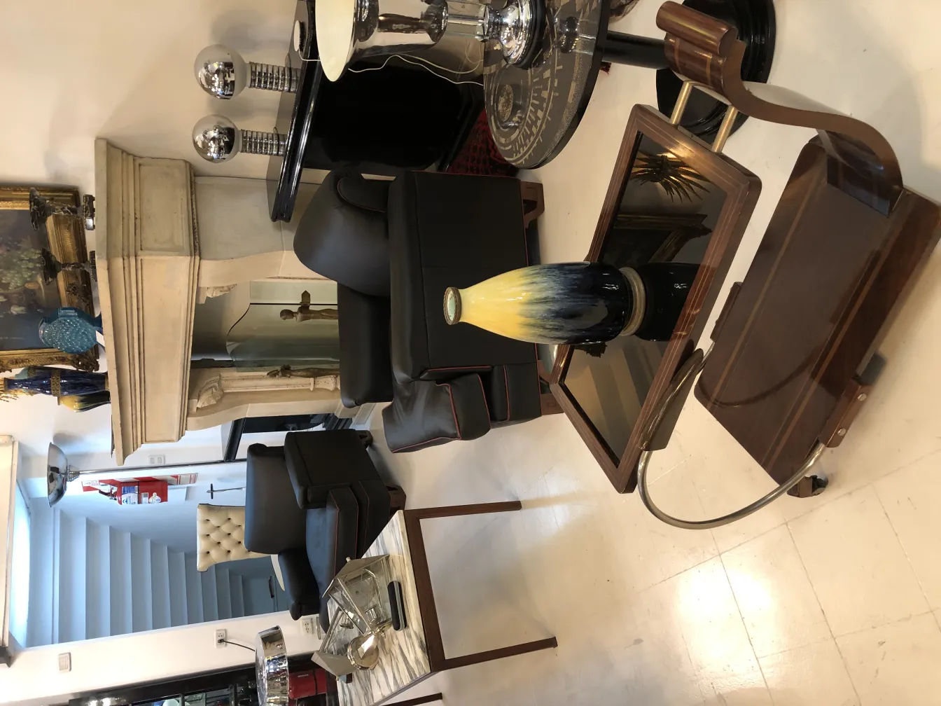 古典的な陶器の花瓶、目を引く装飾。