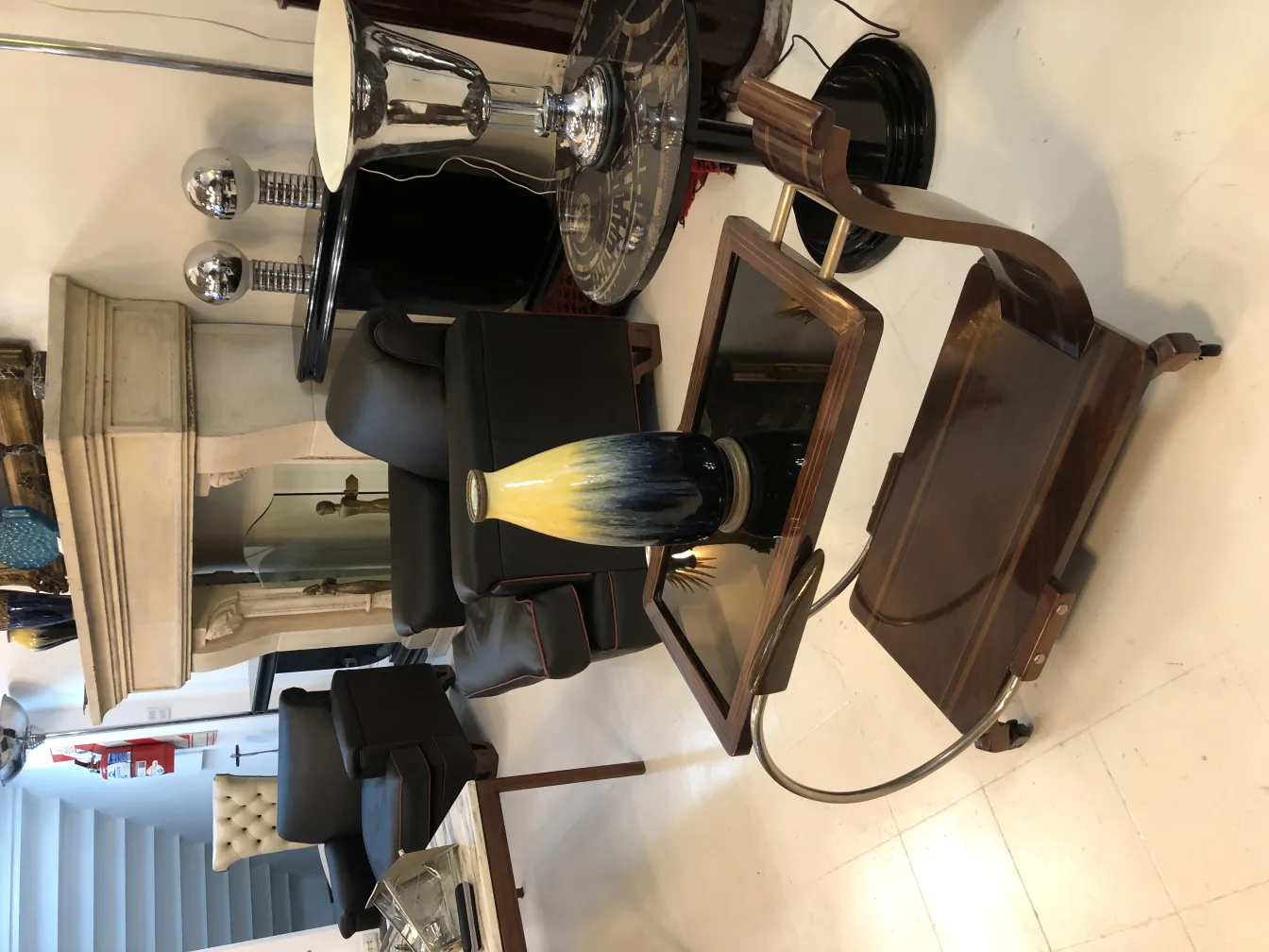 Ваза из древней керамики декоративная с яркими цветами в элегантной обстановке