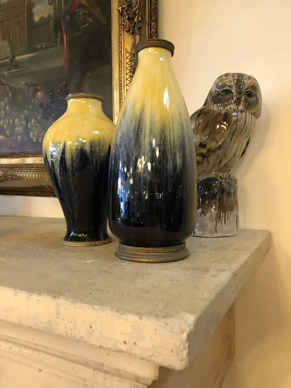 Trois pièces anciennes de céramique Boch frères en jaune et noir, sur une étagère.