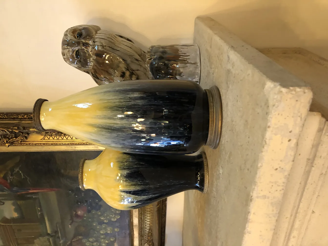 Vases en céramique ancienne dans des tons jaunes et noirs.