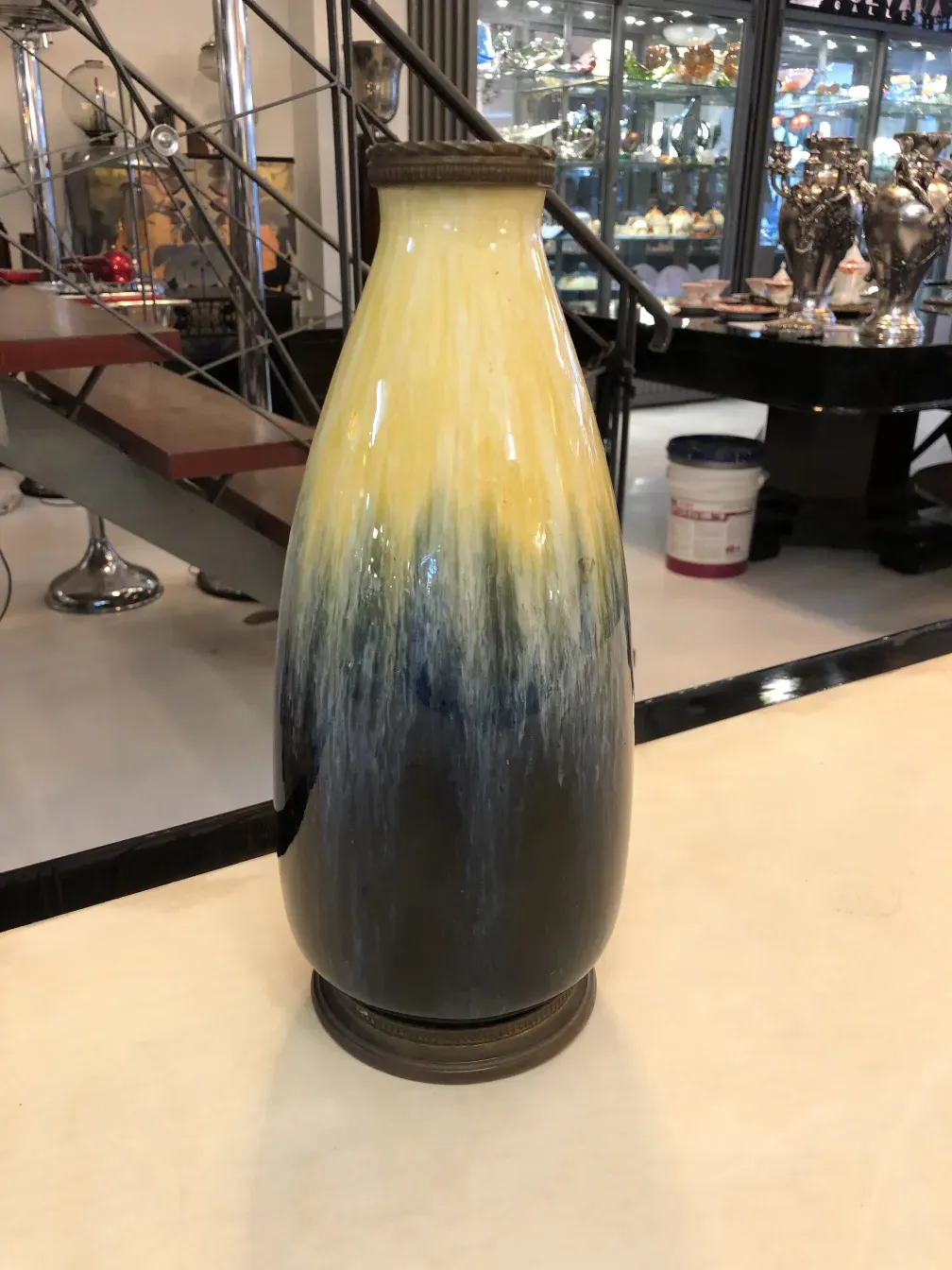 Antigua cerámica Boch Frères en azul y amarillo.