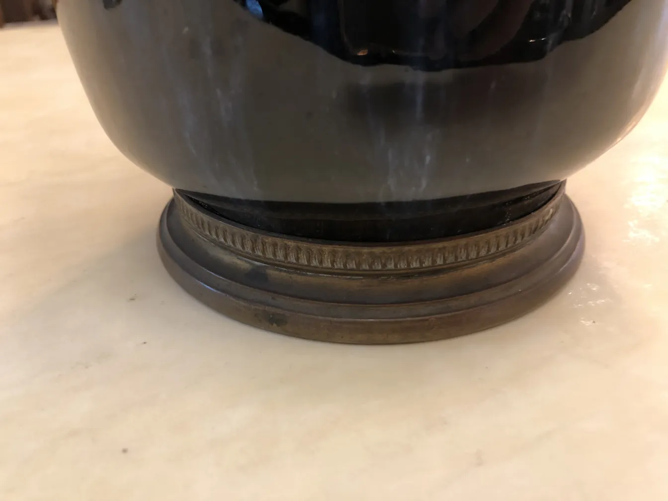 Base de cerâmica antiga decorativa com detalhes em bronze