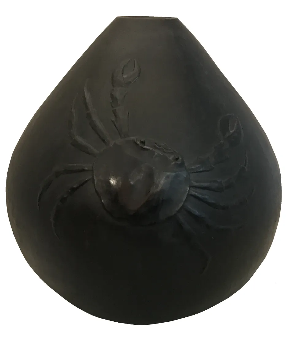 Vase en céramique ancienne noire avec motif de crabe