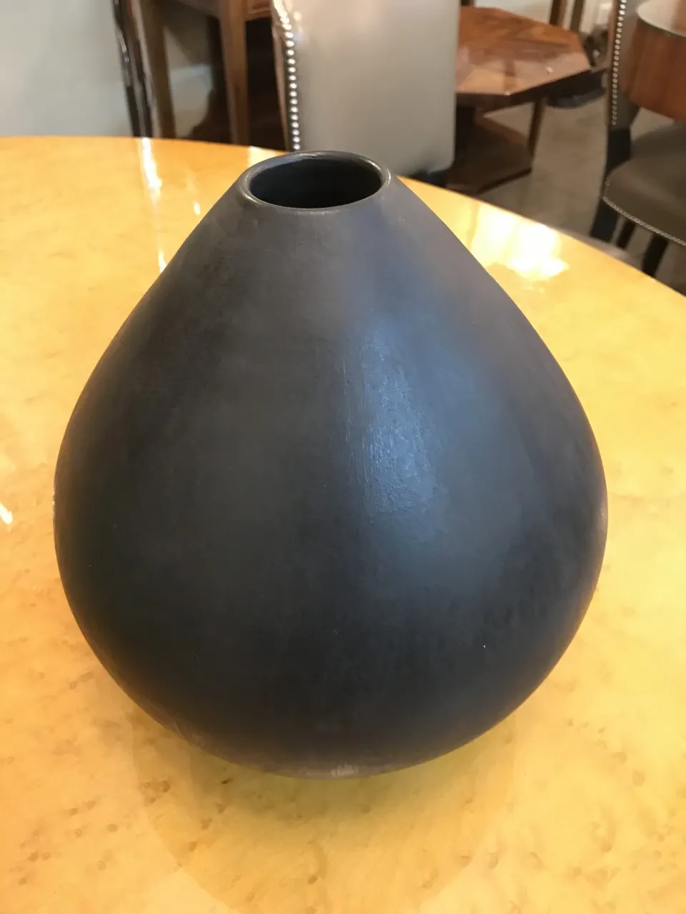 Vaso nero antico in ceramica su un tavolo di legno