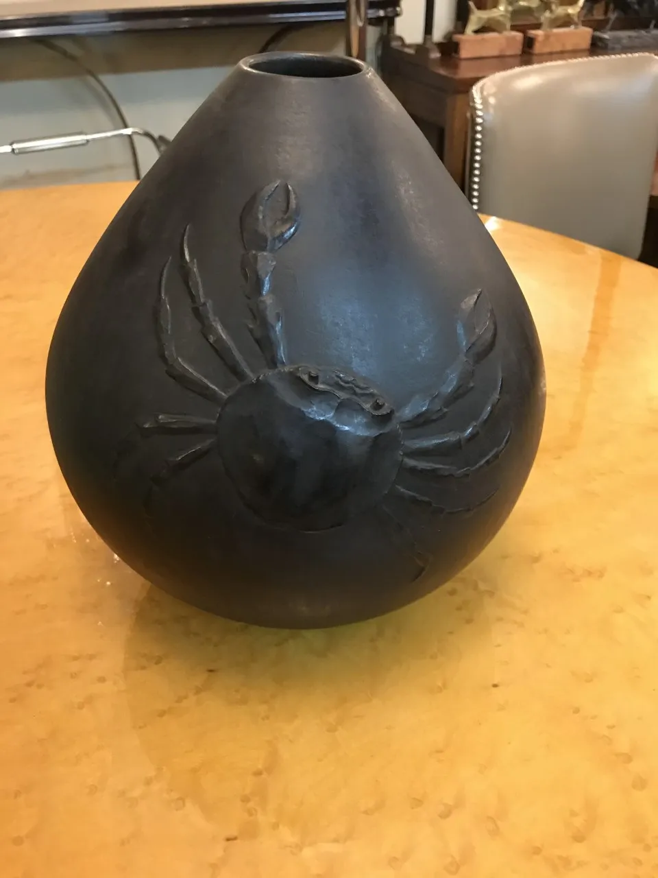 Vaso in ceramica antica con design di granchio nero.