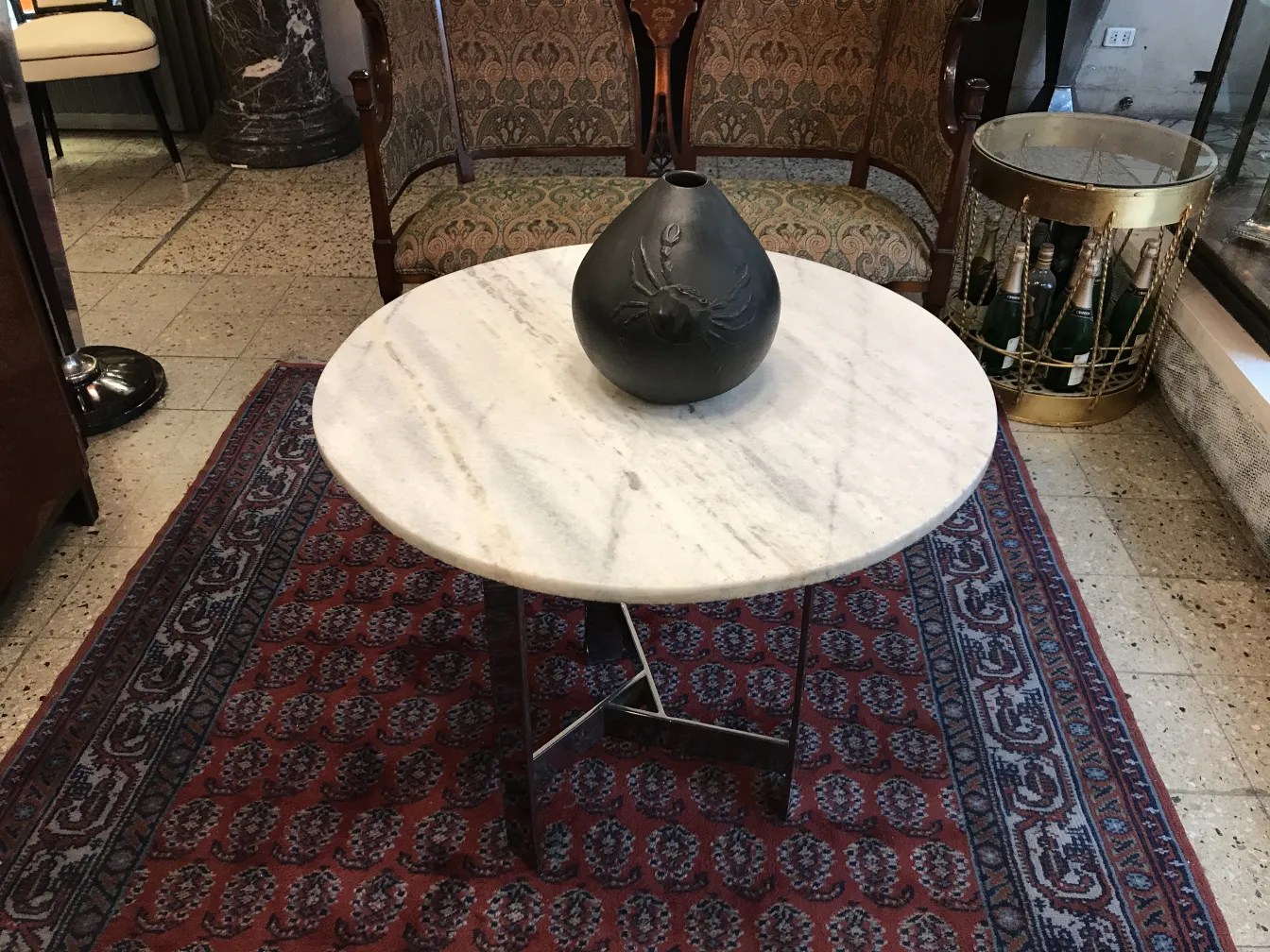 Jarrón de cerámica antigua sobre una mesa de mármol.