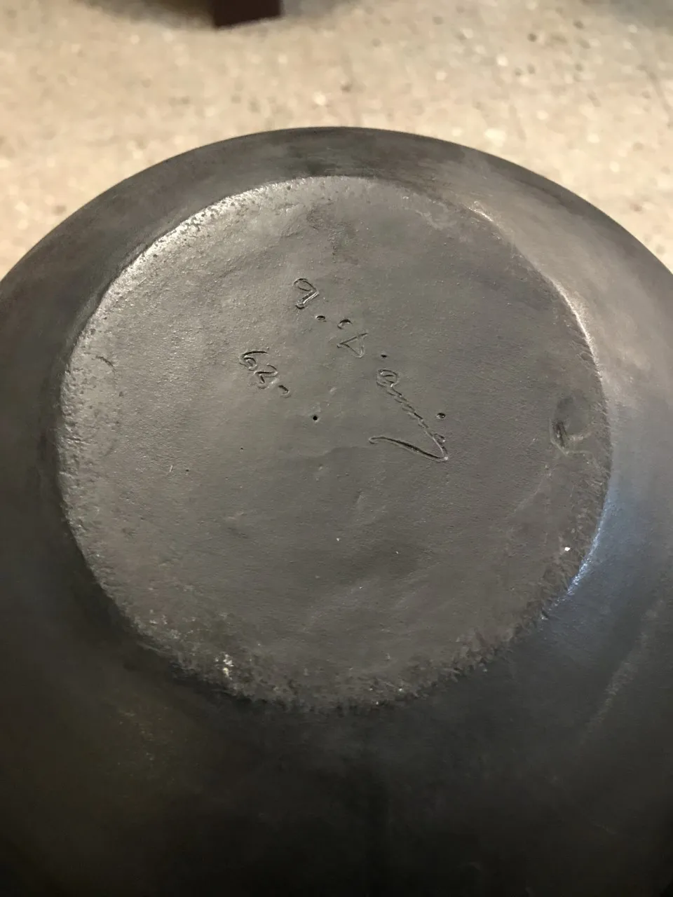 السيراميك القديم مع تفاصيل زخرفية في القاعدة، التوقيع مرئي.