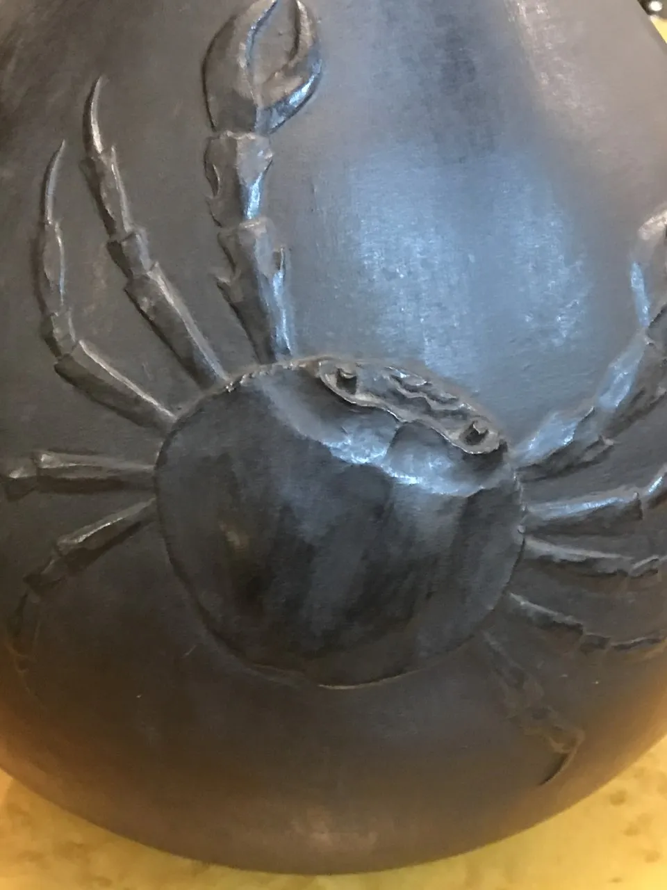 黑色陶瓷上的螃蟹图案，手工制作的古董