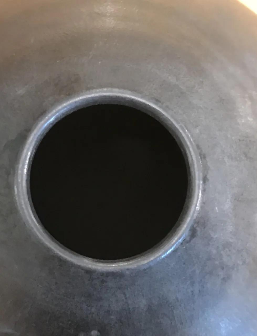 Vista superior de una antigua cerámica con un interior oscuro