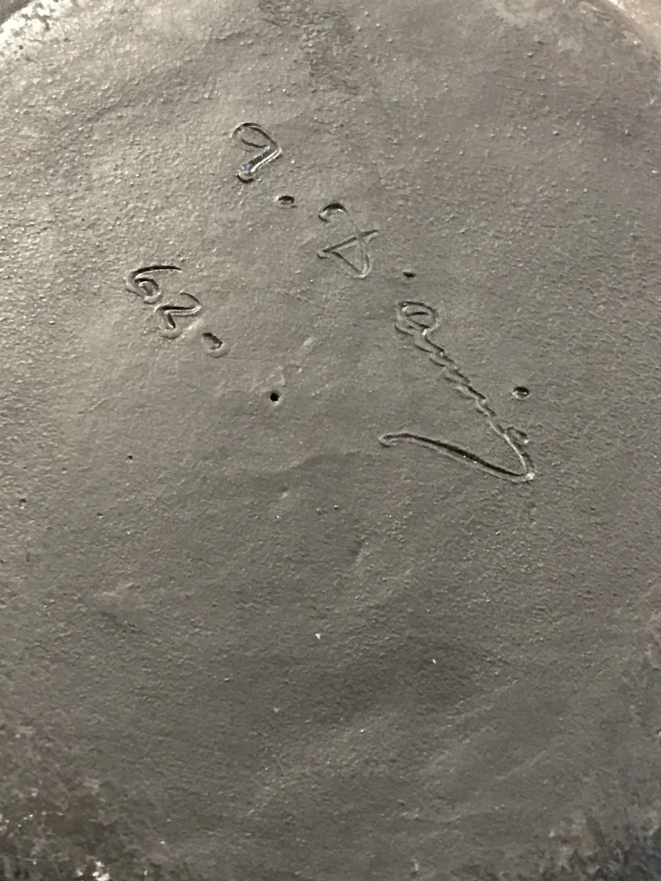 Старая керамическая база с характерной подписью, темный тон.