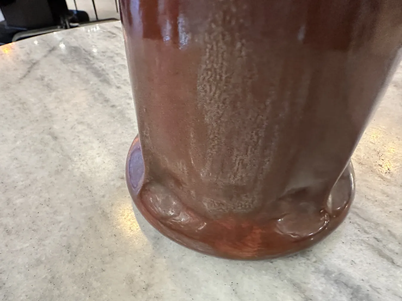 प्राचीन- cylindrical- मिट्टी- चमकदार-सतह- और- आधार