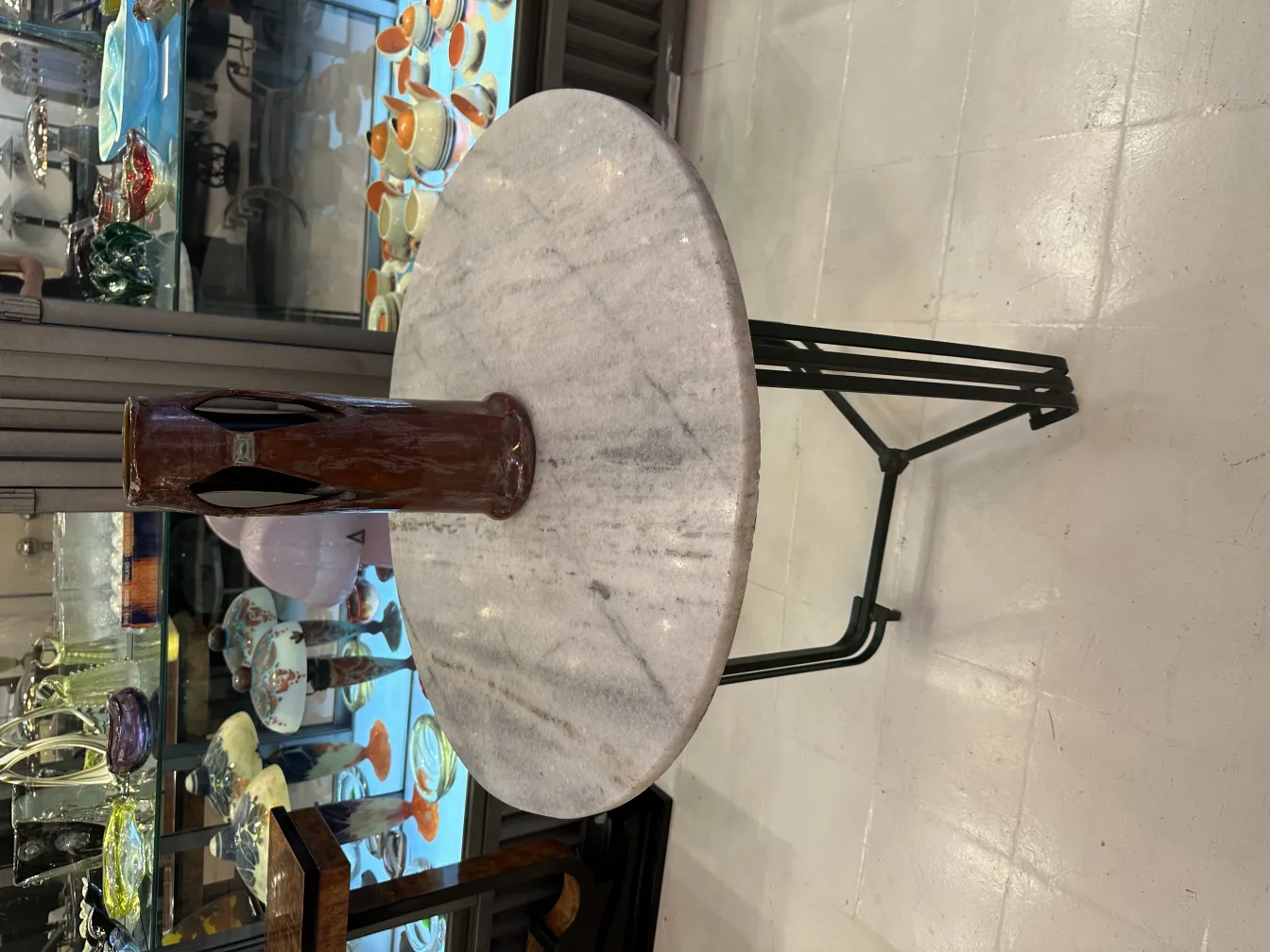 Vaso de cerâmica antiga com design atraente em um ambiente elegante.