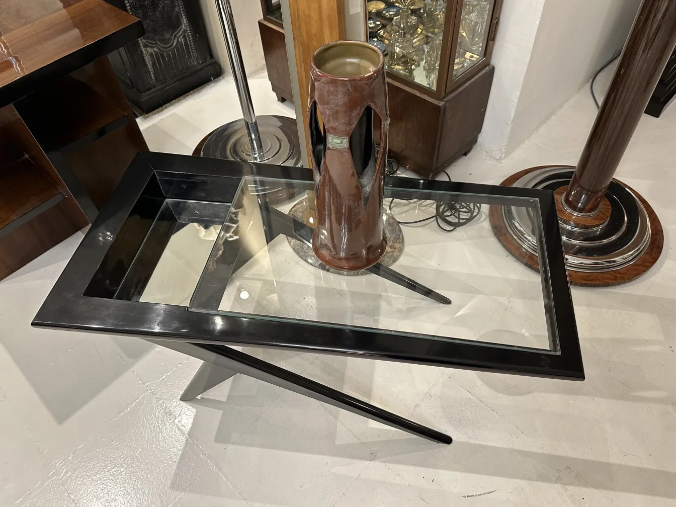 Vaso de cerâmica antigo em uma mesa de vidro preta