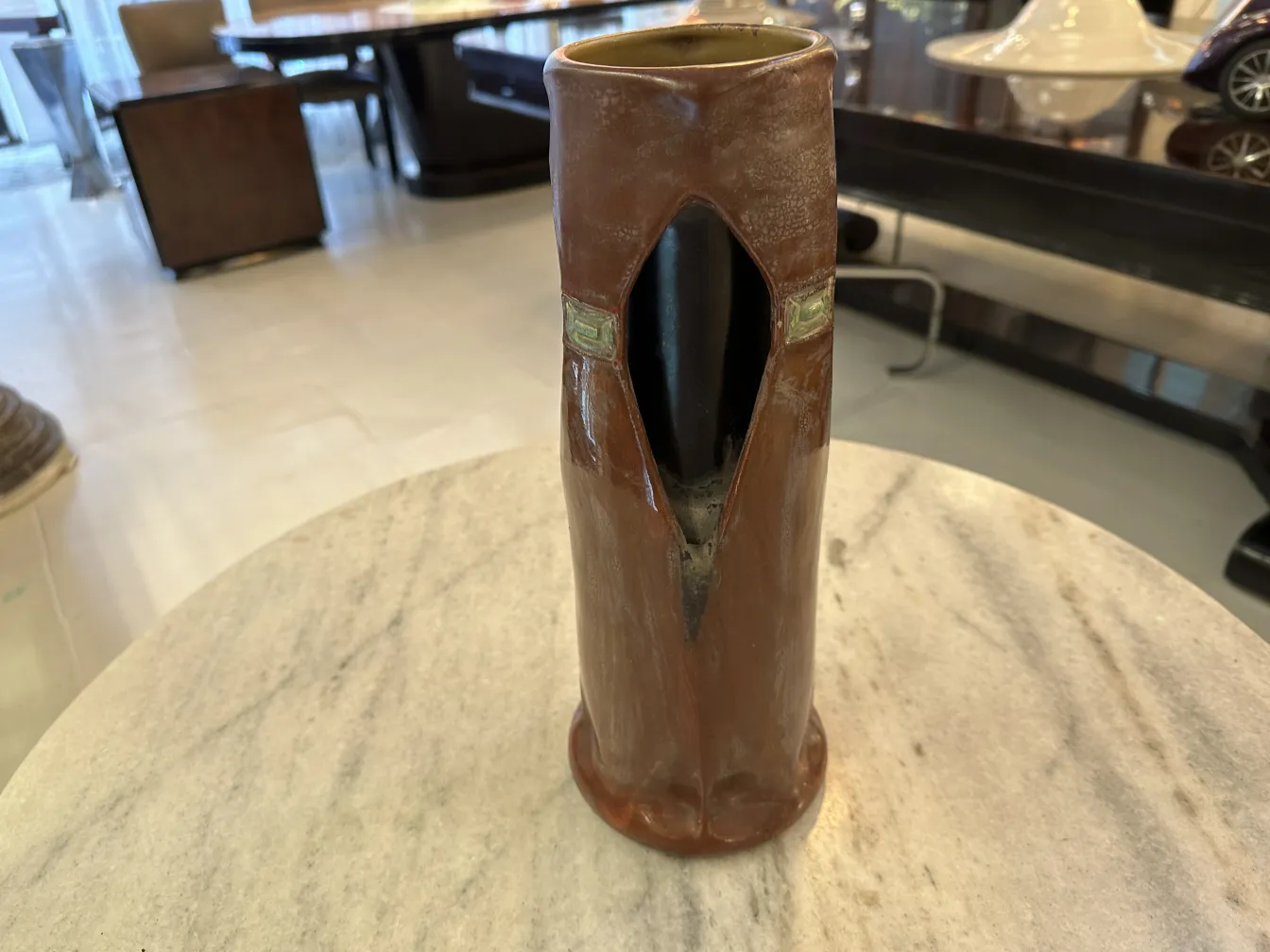 Vase en céramique ancienne avec un design unique et élégant.