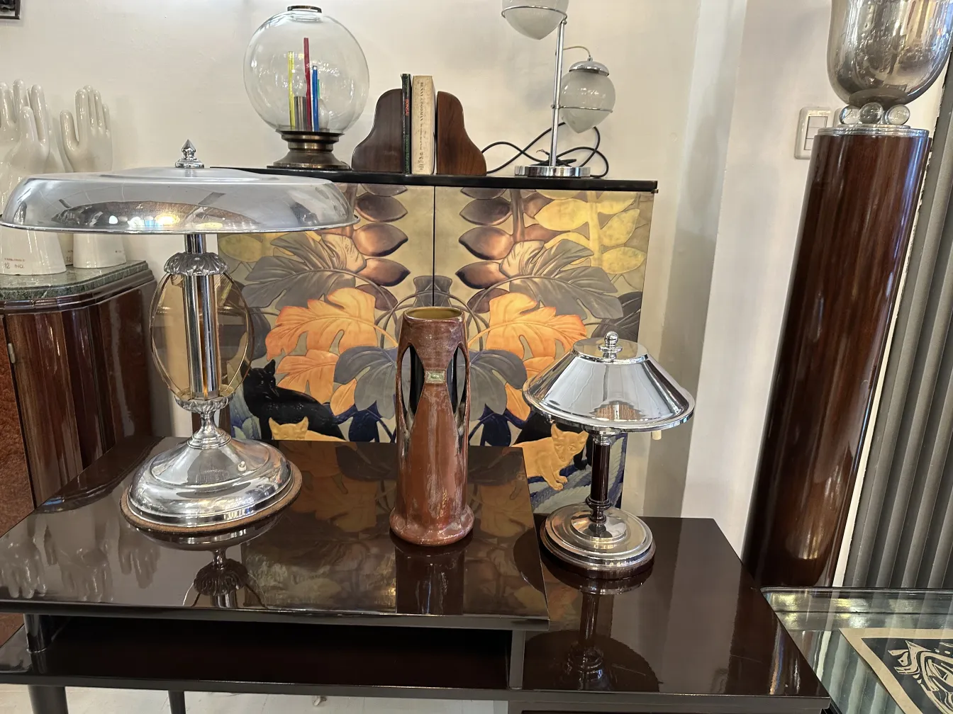 vase in ceramica antica in un ambiente vintage