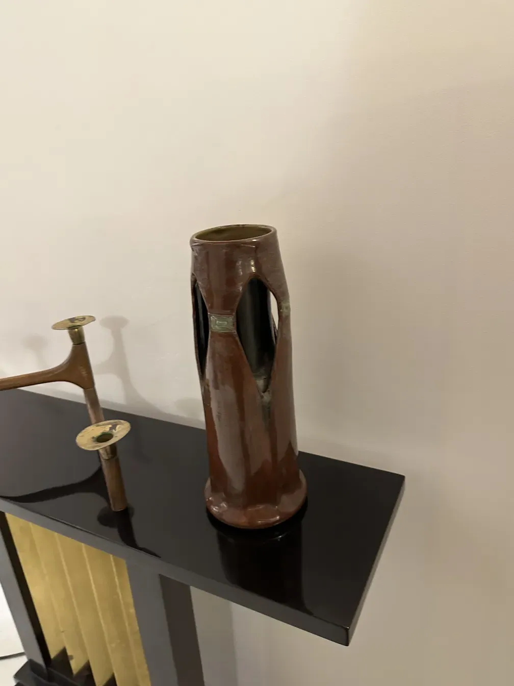 Antike Keramikvase mit einzigartigen Details und eleganter Form.