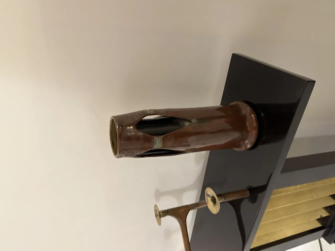 Vase de cerámica antigua con un diseño decorativo atractivo