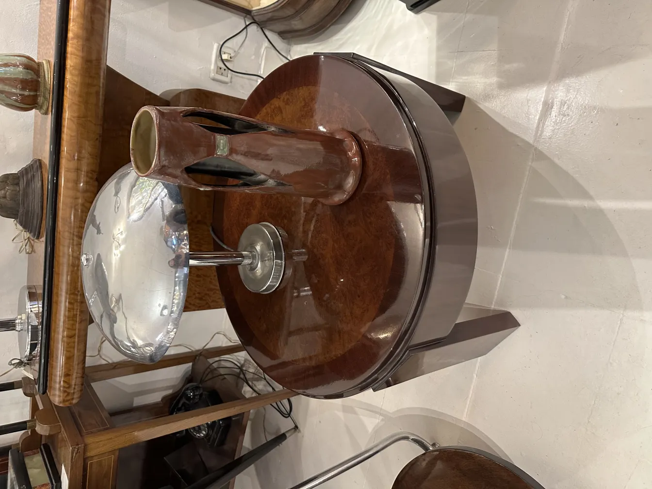 Vaso de cerâmica antiga com base, fundo claro, decoração artesanal.