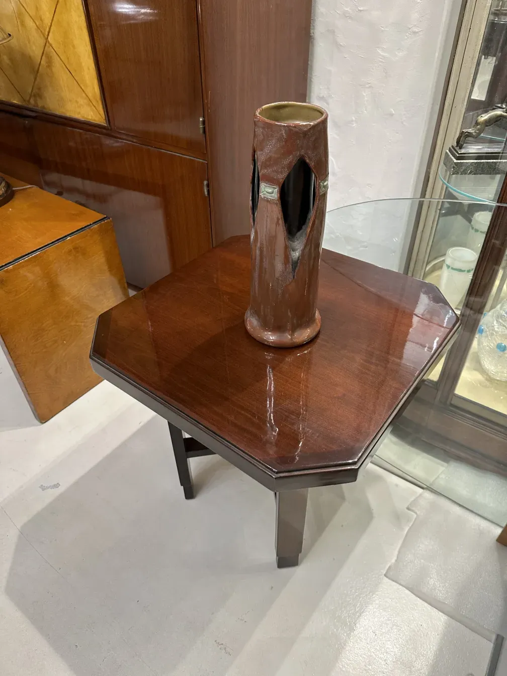 Antigua figura de cerámica Julius Dressler sobre mesa de madera.