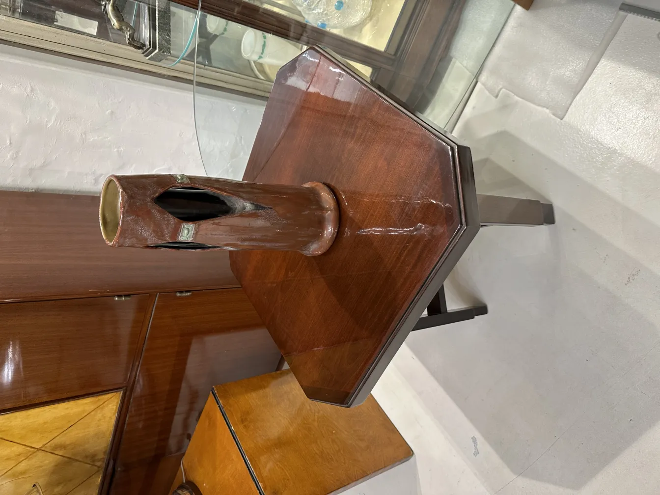 Antikes Keramikgefäß in einer eleganten Umgebung, mit Holzmöbel im Hintergrund