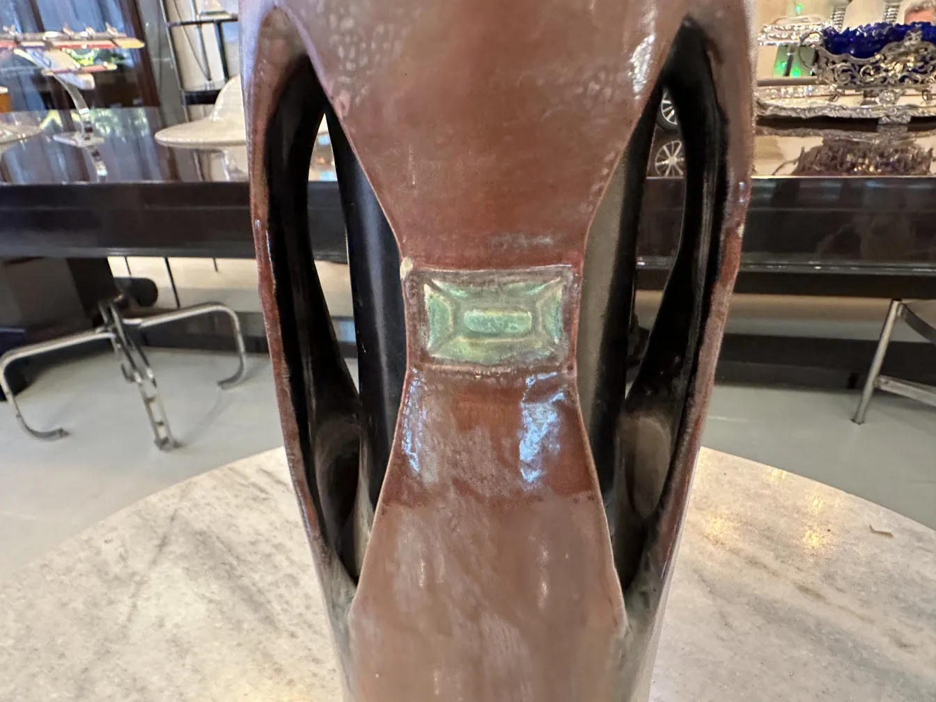 Antike dekorative Keramikvase mit eleganten Formen.