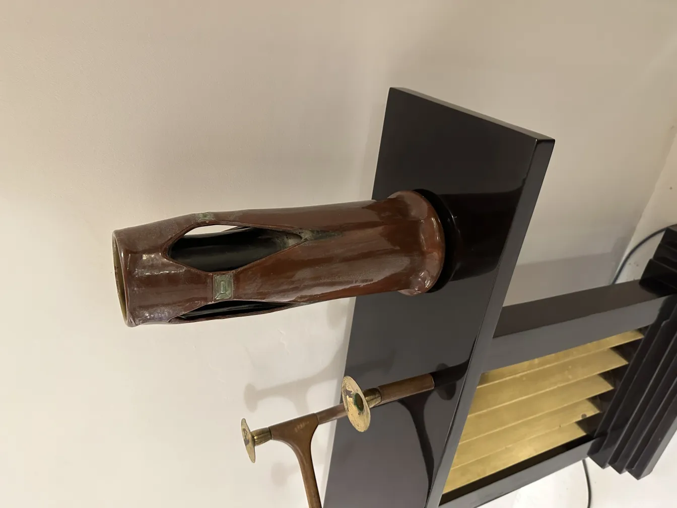 Cerâmica antiga decorativa com aberturas em design único.