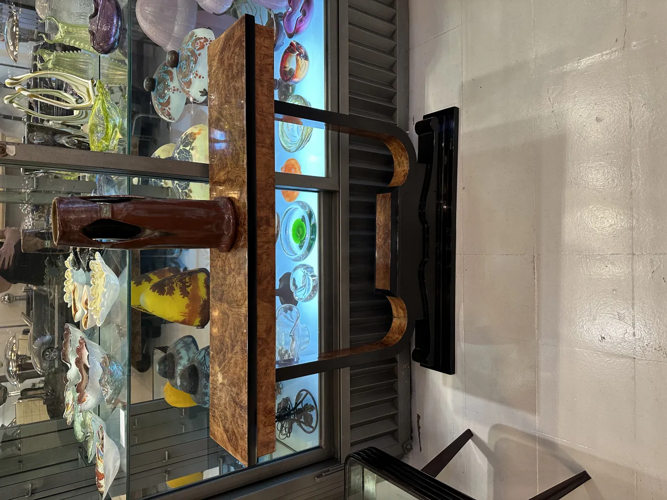 Ceramica decorativa antica in un ambiente accogliente, con forme uniche.