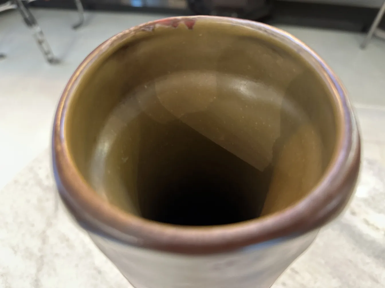 पुरातन सजावटी मिट्टी के पात्र का आंतरिक दृश्य, सूक्ष्म विवरण के साथ।